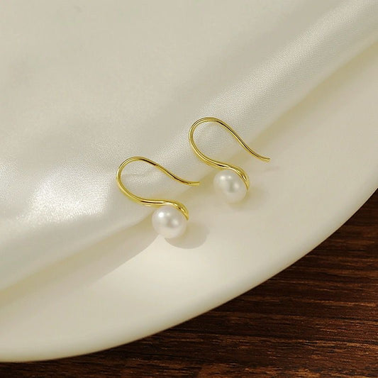 GOLD PEARL HOOK EARRING